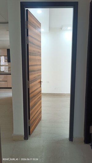 Building Lobby in 3 BHK Apartment at Samridhi Luxuriya Avenue, Sector 150 – for Rent