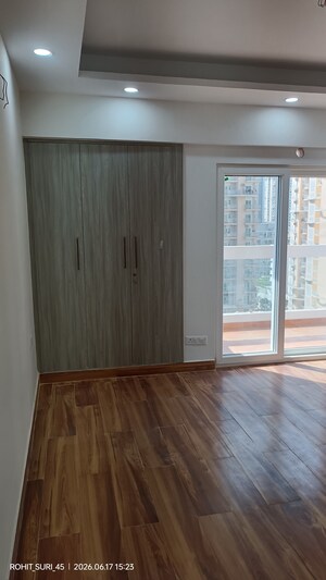 Room in 3 BHK Apartment at Samridhi Luxuriya Avenue, Sector 150 – for Rent