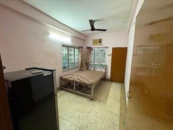2 BHK Flat for Sale in Picnic Garden, Kolkata