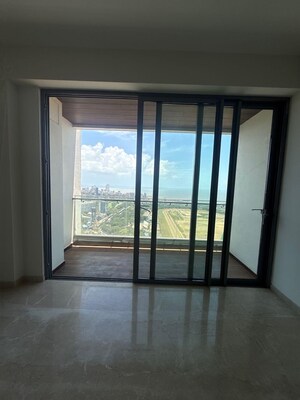 Room in 4 BHK Apartment at Mahalaxmi Racecourse – for Rent