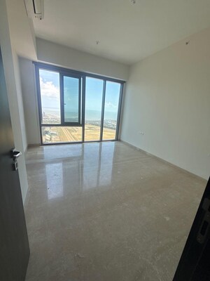 Room in 4 BHK Apartment at Mahalaxmi Racecourse – for Rent