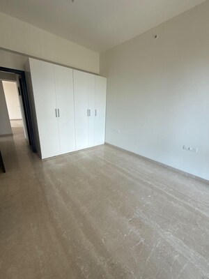Room in 4 BHK Apartment at Mahalaxmi Racecourse – for Rent