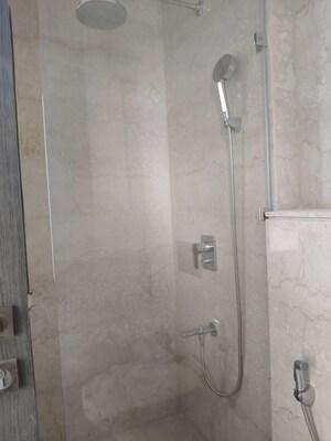Bathroom in 4 BHK Apartment at Mahalaxmi Racecourse – for Rent