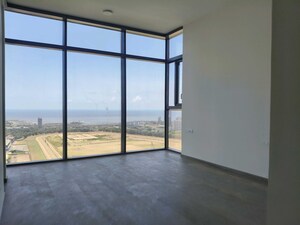 Room in 4 BHK Apartment at Mahalaxmi Racecourse – for Rent