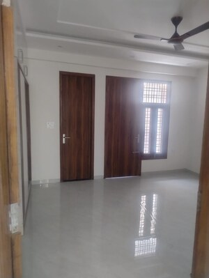 Room in 1 BHK Builder Floor at Sector 9a – for Rent