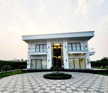 RWA Apartments Sector 50