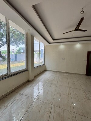 Room in 4 BHK Independent House at JakhaN-Rajpur Road – for Sale