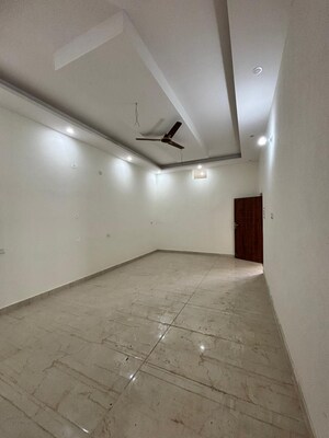 Room in 4 BHK Independent House at JakhaN-Rajpur Road – for Sale