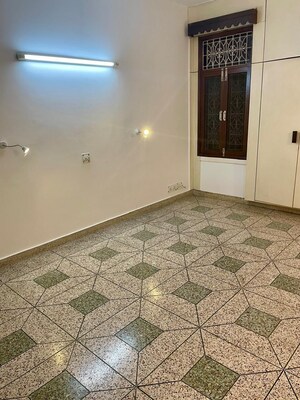 Room in 1 BHK Builder Floor at Green Park Extension – for Rent