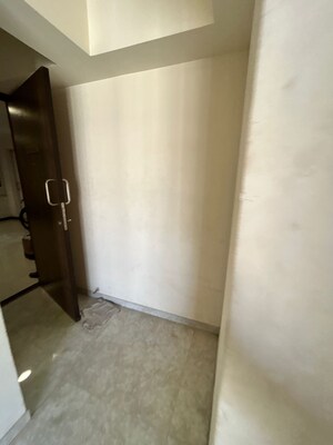 Room in 2 BHK Apartment at Lodha Sterling, Kolshet Road – for Rent