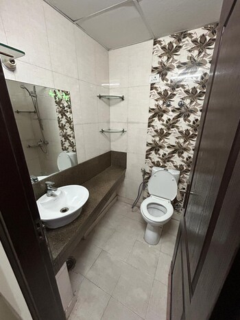 Gaur City 7th Avenue