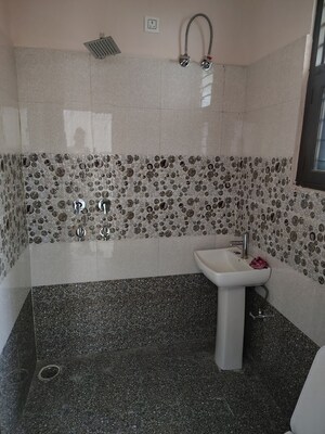 Attached Bathroom in 2 BHK Builder Floor at Preet Colony – for Rent