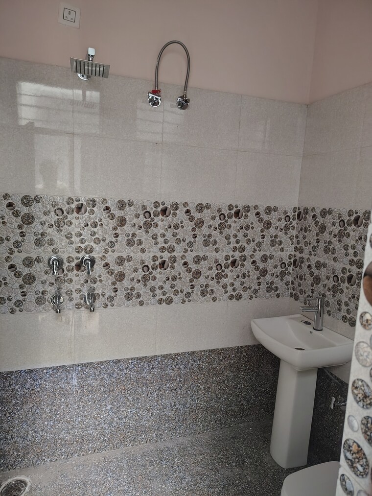 Bathroom, preet colony 2 Bedroom 900 Sq.Ft. Builder Floor In Preet Colony Zirakpur 10496556