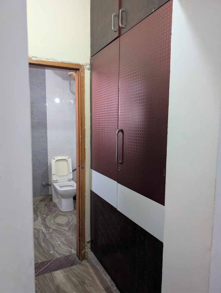 Bathroom, sector 40 2 Bedroom 200 Sq.Mt. Builder Floor In Sector 40 Noida 10496691