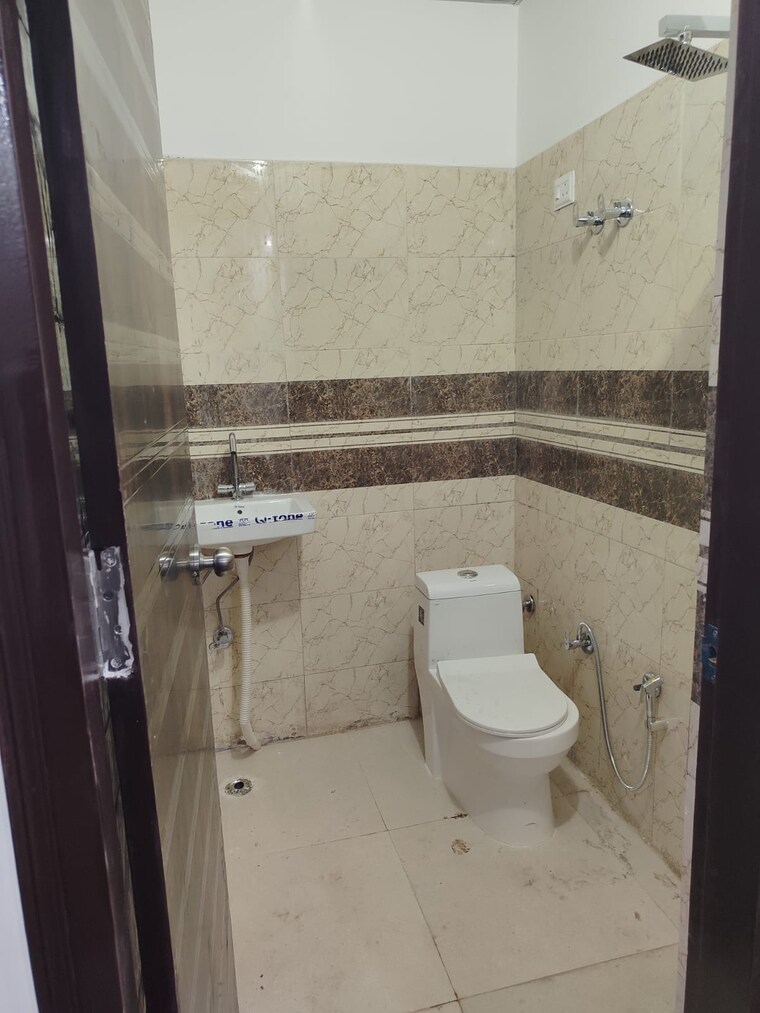 Bathroom, avs-tower 2 Bedroom 1050 Sq.Ft. Builder Floor In Sector 73 Noida 10496690