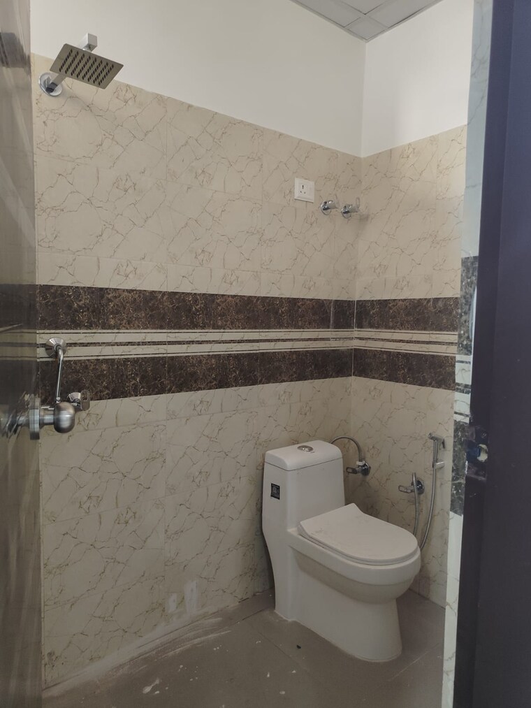 Bathroom, avs-tower 2 Bedroom 1050 Sq.Ft. Builder Floor In Sector 73 Noida 10496690