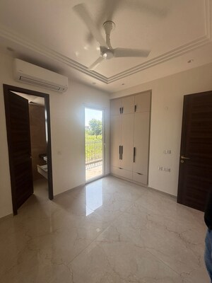 Room in 3 BHK Builder Floor at Sector 46 – for Rent