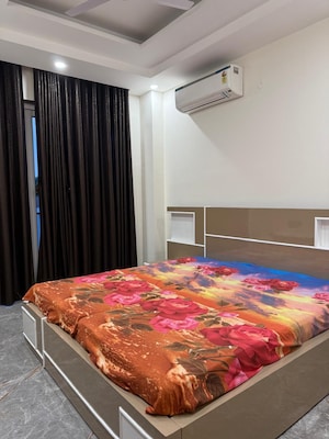 Bedroom in 3 BHK Builder Floor at Sector 46 – for Rent