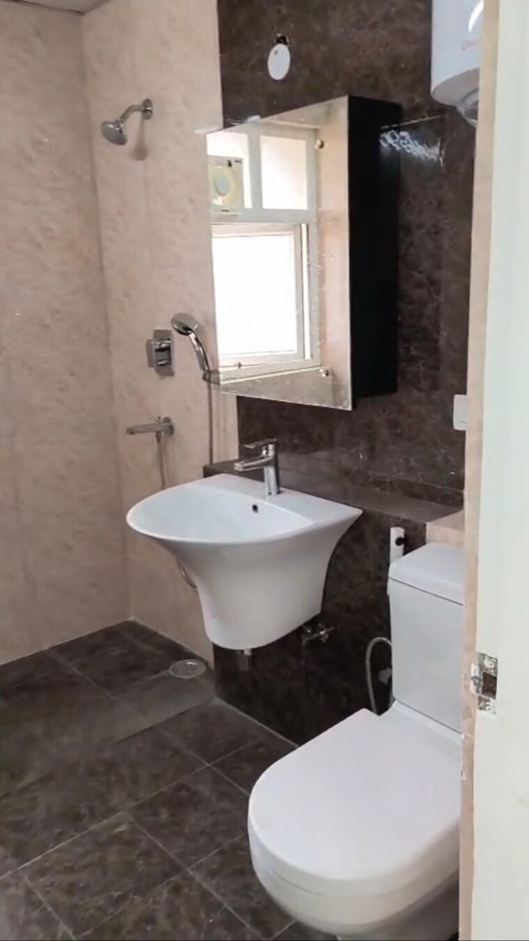 Bathroom, shree-vardhman-victoria 2.5 Bedroom 1350 Sq.Ft. Apartment In Sector 70 Gurgaon 10506486