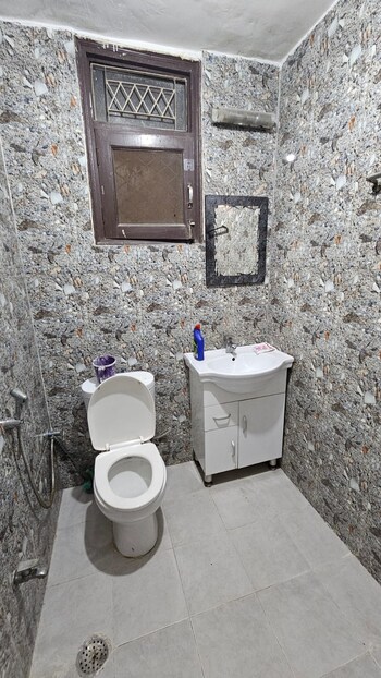2 BHK Builder Floor for Rent in Freedom Fighters Enclave, Delhi
