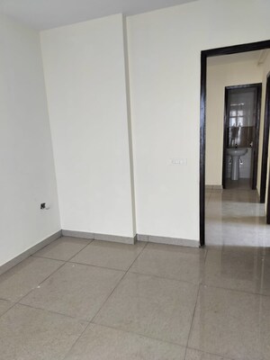 Room in 2.5 BHK Apartment at Mahagun Mirabella, Sector 79 – for Rent
