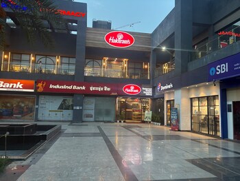 Paras Trade Centre