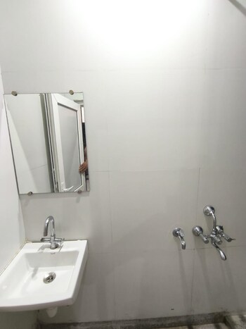 1 RK House for Rent in Upsidc Site C, Greater Noida
