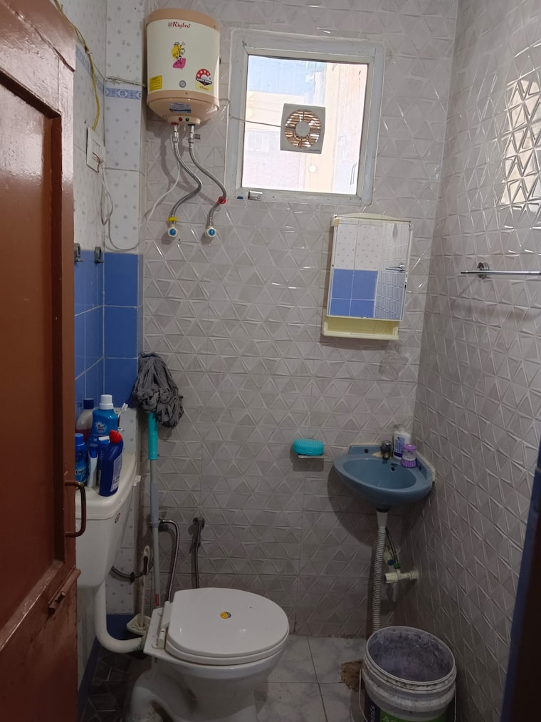 Bathroom, lajpat nagar 4 1 RK 347 Sq.Ft. Builder Floor In Lajpat Nagar 4 Delhi 10550686