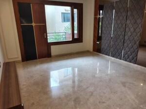 Room in 3 BHK Builder Floor at Sector 52 – for Rent