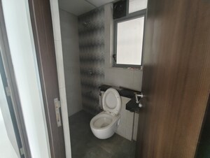 Bathroom in 1.5 BHK Apartment at Kalpataru Elitus, Mulund West – for Rent
