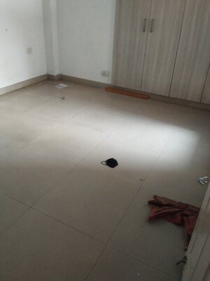 Room in 2.5 BHK Apartment at Supertech Cape Town, Sector 74 – for Rent
