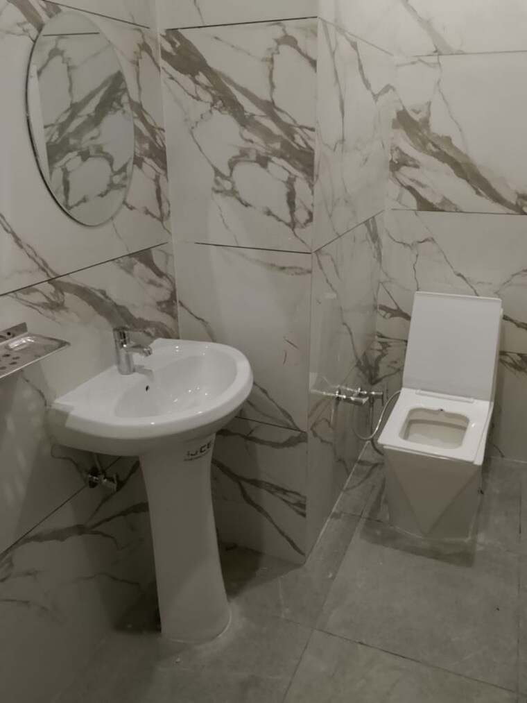 Bathroom, singhpura Pg For Boys & Girls In Singhpura 10556280