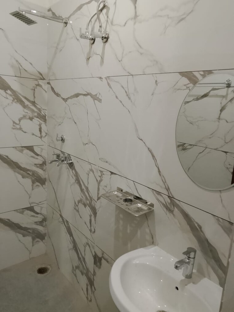 Bathroom, singhpura Pg For Boys & Girls In Singhpura 10556280