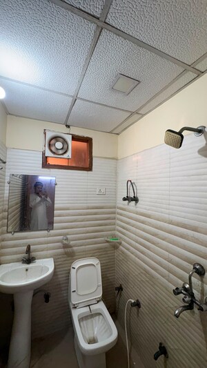 Bathroom in 2 BHK Builder Floor at Paradise Homz, Sector 45 – for Rent