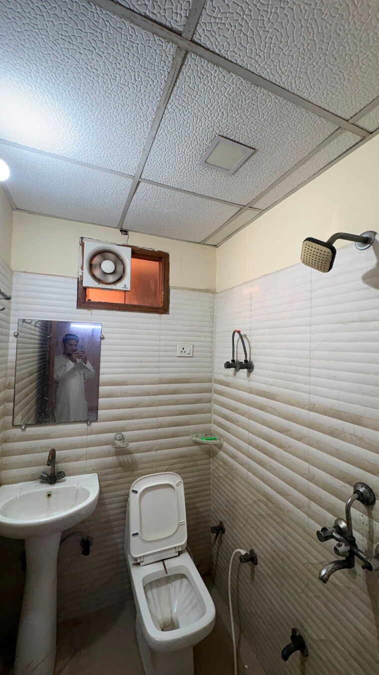 Bathroom, paradise-homz 2 Bedroom 950 Sq.Ft. Builder Floor In Sector 45 Noida 10556312