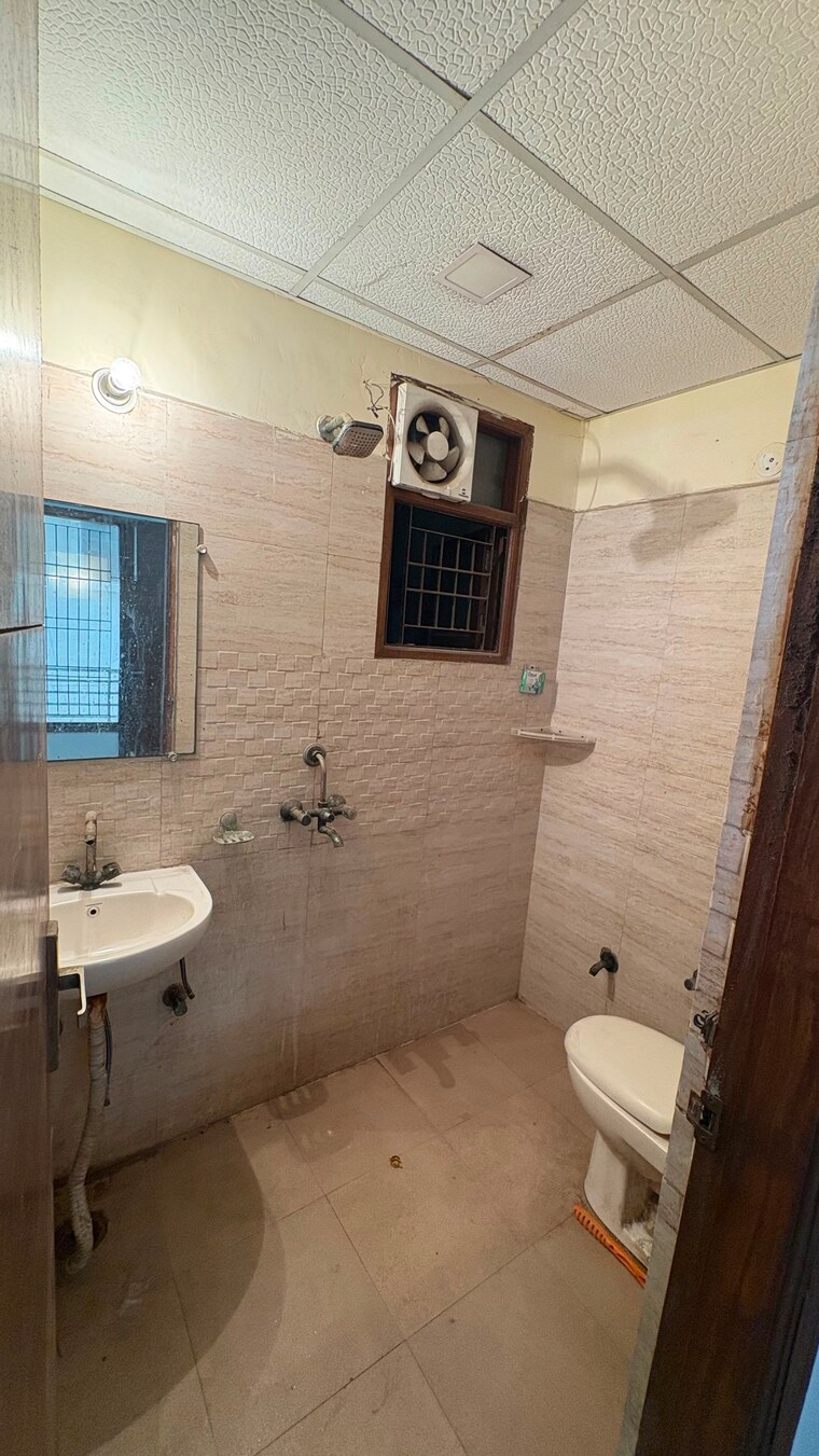 Bathroom, paradise-homz 2 Bedroom 950 Sq.Ft. Builder Floor In Sector 45 Noida 10556312