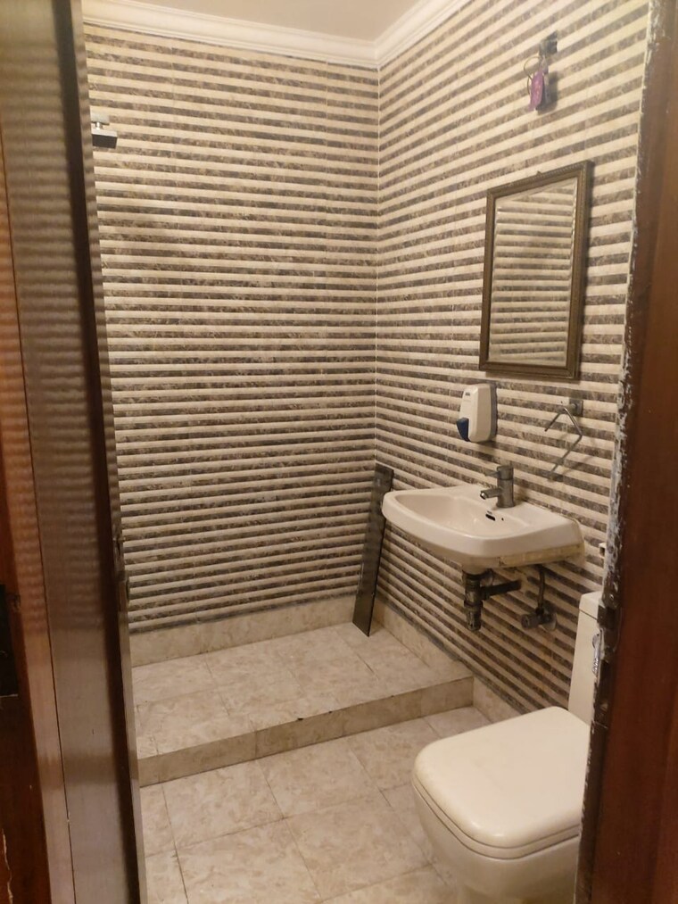 Bathroom, greater kailash i Commercial Office Space 1903 Sq.Ft. In Greater Kailash I Delhi 10556316