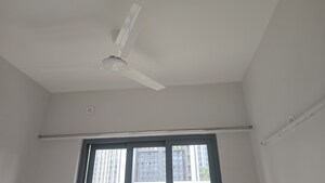 Room in 1.5 BHK Apartment at Kalpataru Elitus, Mulund West – for Rent