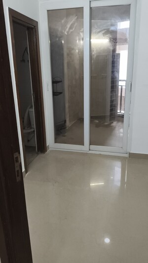 Room in 3.5 BHK Apartment at Sector 74 – for Rent