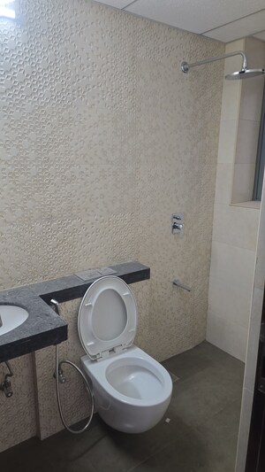 Bathroom in 1.5 BHK Apartment at Kalpataru Elitus, Mulund West – for Rent