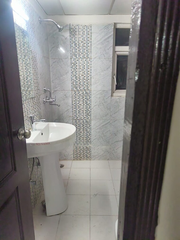 Bathroom, gardenia-gateway 2 Bedroom 1045 Sq.Ft. Apartment In Sector 75 Noida 10562440