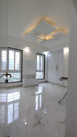 Room in 4 BHK Apartment at Logix Blossom County, Sector 137 – for Sale
