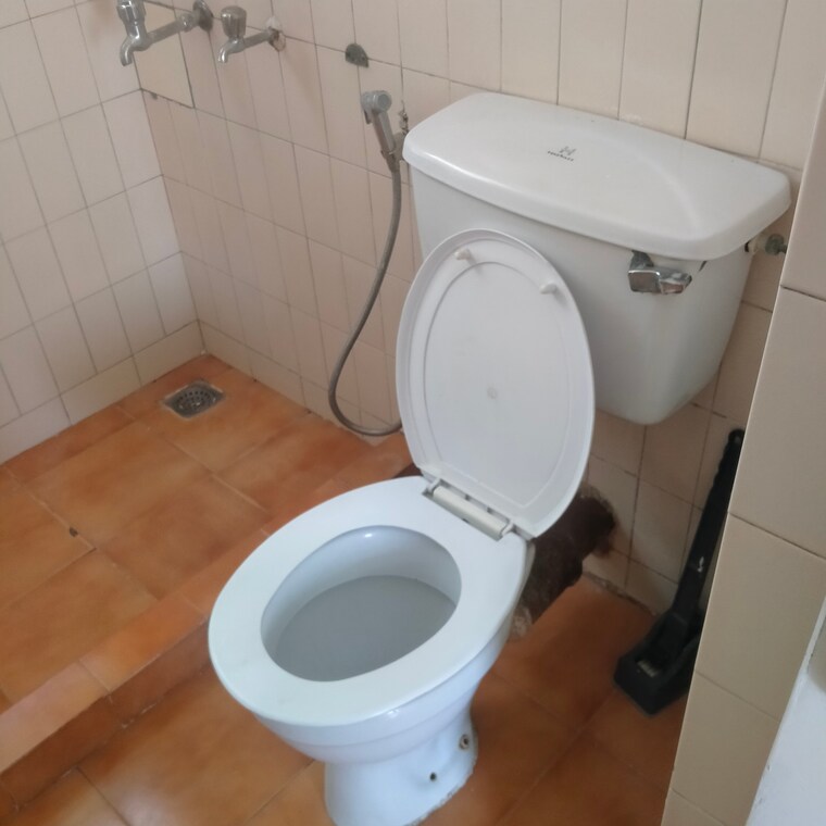 Bathroom, dlf-silver-oaks 2 Bedroom 1200 Sq.Ft. Apartment In Sector 26 Gurgaon 10562769