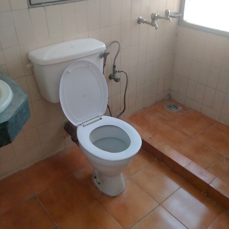 Bathroom, dlf-silver-oaks 2 Bedroom 1200 Sq.Ft. Apartment In Sector 26 Gurgaon 10562769