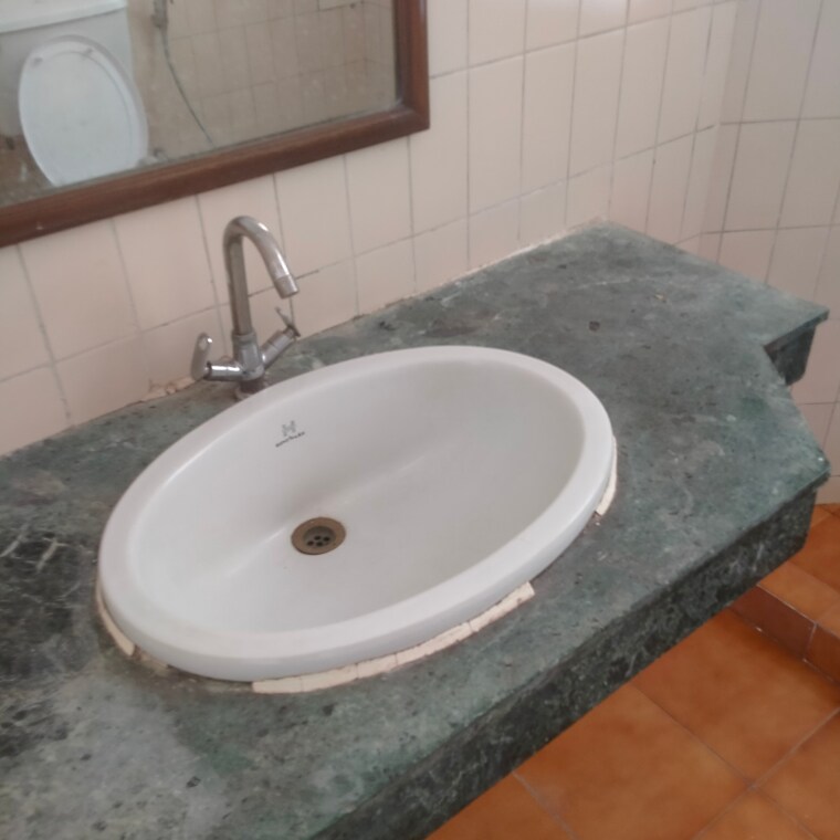 Bathroom, dlf-silver-oaks 2 Bedroom 1200 Sq.Ft. Apartment In Sector 26 Gurgaon 10562769