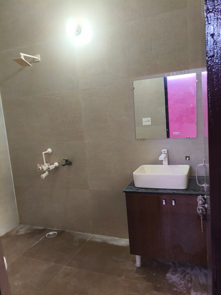 Bathroom, sector 51 2 Bedroom 1350 Sq.Ft. Builder Floor In Sector 51 Noida 10562812