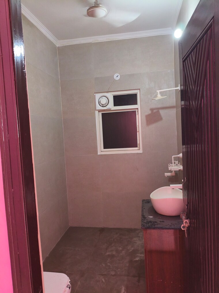 Bathroom, sector 51 2 Bedroom 1350 Sq.Ft. Builder Floor In Sector 51 Noida 10562812