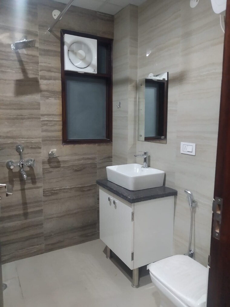 Bathroom, sector 14 1 RK 300 Sq.Ft. Apartment In Sector 14 Gurgaon 10562826