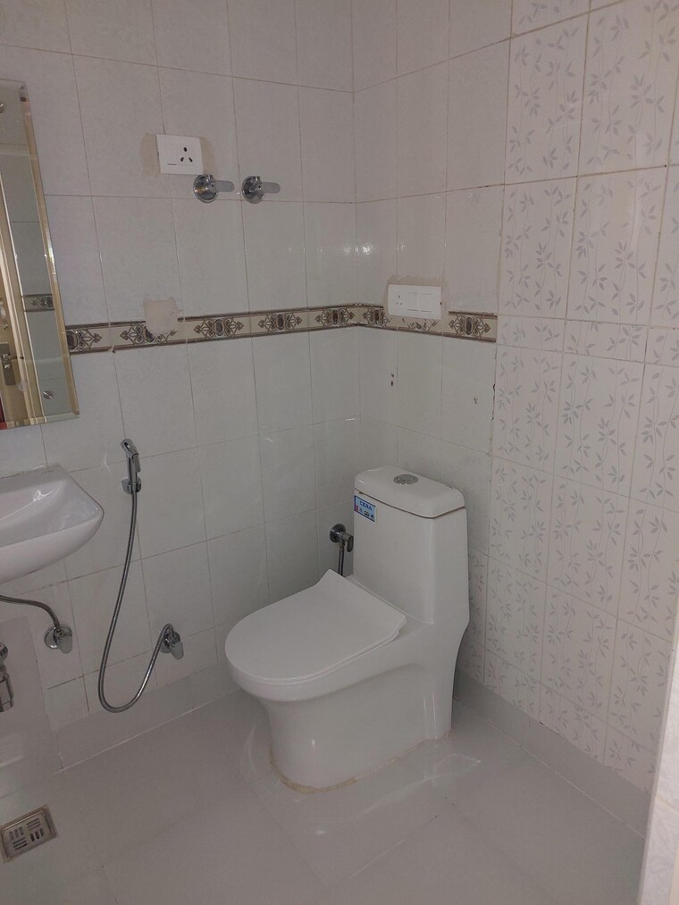 Bathroom, sector 23 3 Bedroom 1550 Sq.Ft. Builder Floor In Sector 23 Gurgaon 10562839