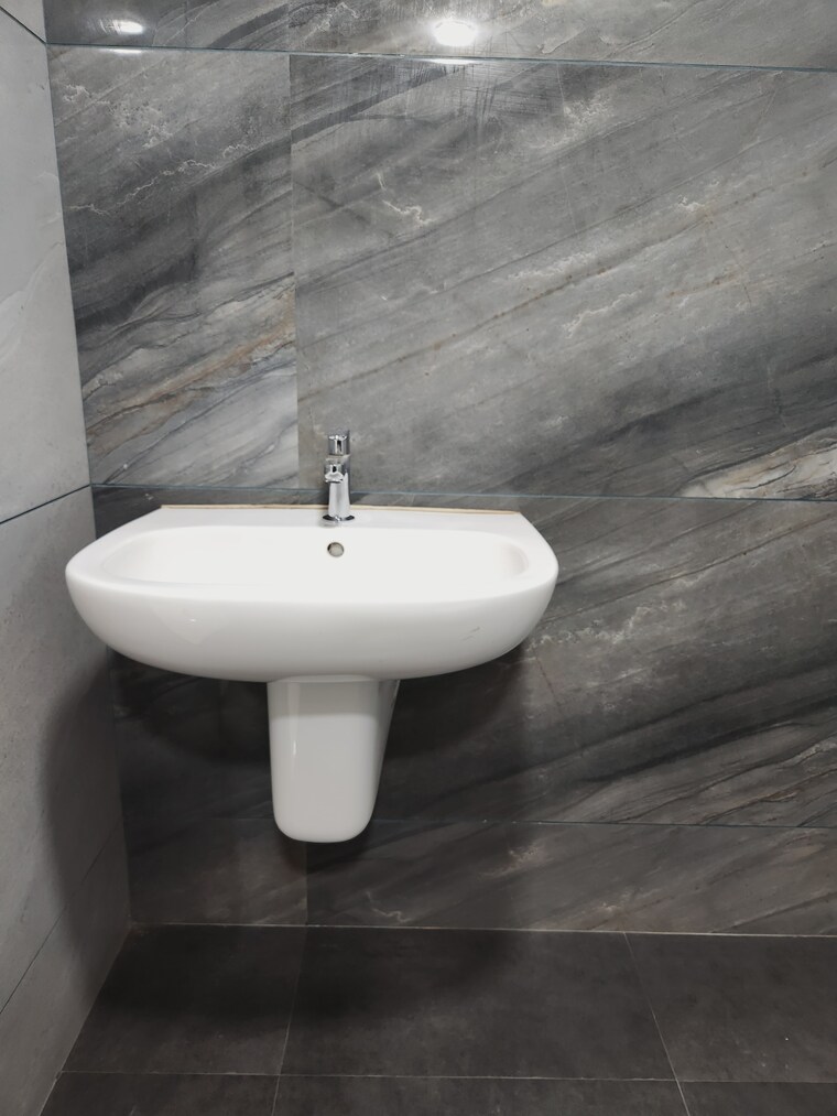 Bathroom, kumar-palmspring-towers 2 Bedroom 833 Sq.Ft. Apartment In Undri Pune 10562843